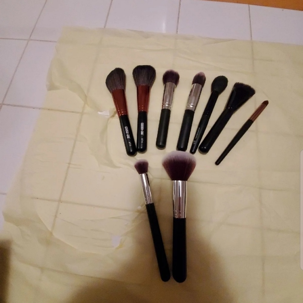 Misc different m as ke up brushes